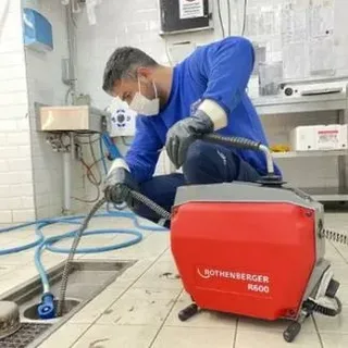 لوله بازکنی پیروزی؛ خدمات فوری رفع گرفتگی لوله فاضلاب در شرق تهران
